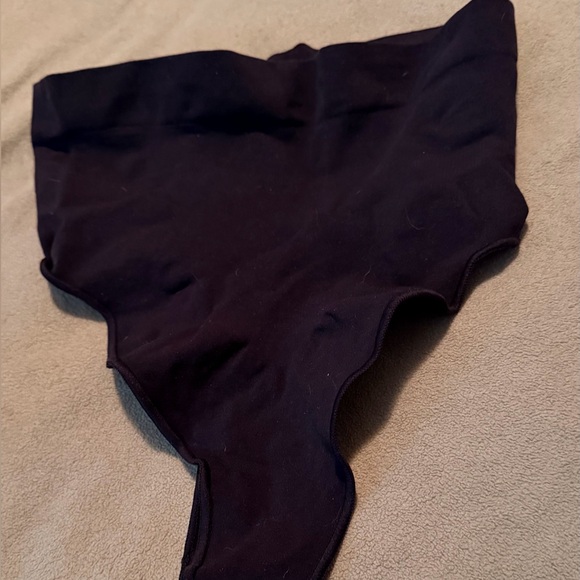 Skims lg -XL black sculpting thong NIB - Picture 4 of 8